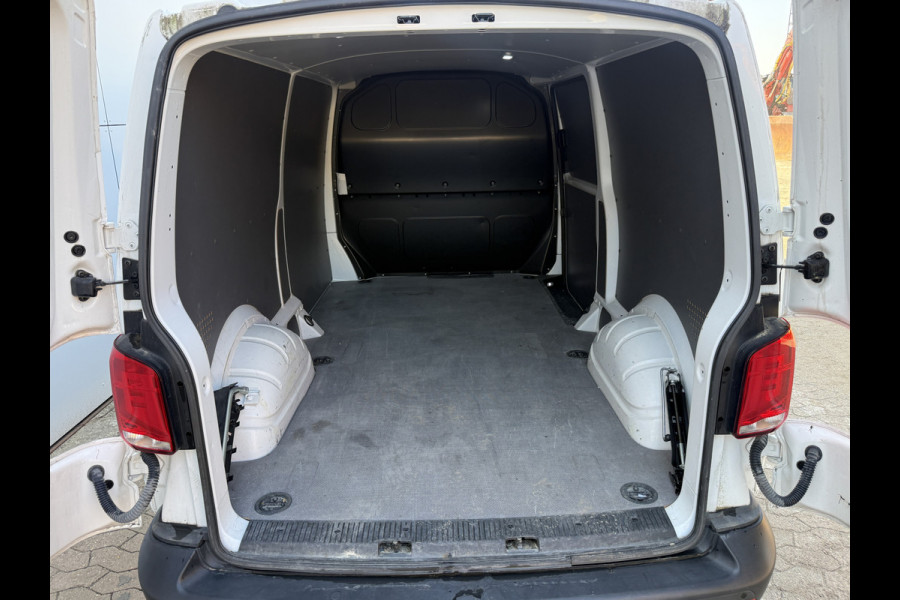 Volkswagen E-Transporter 113PK 37,3kWh L2H1 Elektrisch! 138KM WLTP Trekhaak Carplay Airco Stoelverwarming Parkeersensoren Transporter