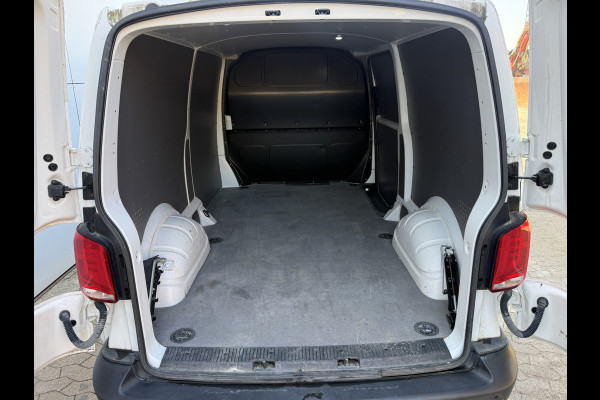 Volkswagen E-Transporter 113PK 37,3kWh L2H1 Elektrisch! 138KM WLTP Trekhaak Carplay Airco Stoelverwarming Parkeersensoren Transporter