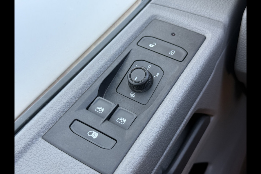 Volkswagen E-Transporter 113PK 37,3kWh L2H1 Elektrisch! 138KM WLTP Trekhaak Carplay Airco Stoelverwarming Parkeersensoren Transporter