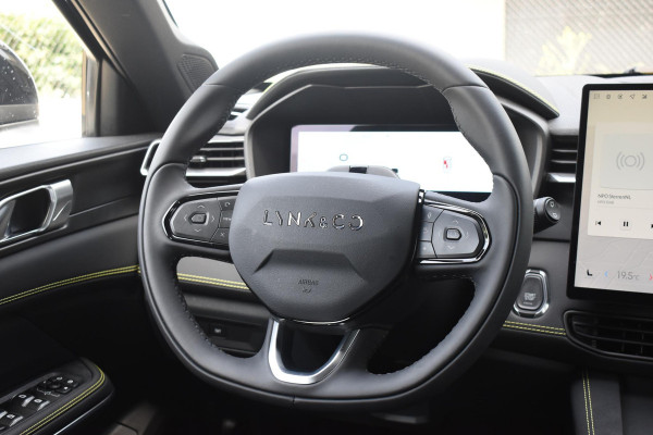 Lynk & Co 01 276PK Automaat Core / Adaptieve cruise control / Stoel - en stuurwielverarming / Parkeersensoren met camera / Apple carplay / Trekhaak / Metallic lak / 19" lichtmetalen velgen