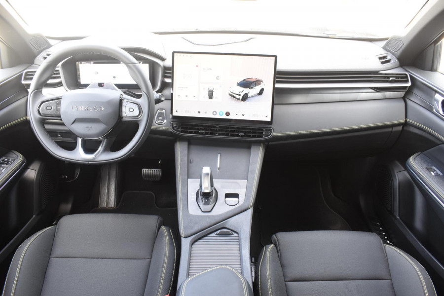 Lynk & Co 01 276PK Automaat Core / Adaptieve cruise control / Stoel - en stuurwielverarming / Parkeersensoren met camera / Apple carplay / Trekhaak / Metallic lak / 19" lichtmetalen velgen