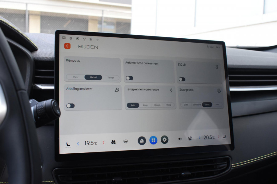Lynk & Co 01 276PK Automaat Core / Adaptieve cruise control / Stoel - en stuurwielverarming / Parkeersensoren met camera / Apple carplay / Trekhaak / Metallic lak / 19" lichtmetalen velgen