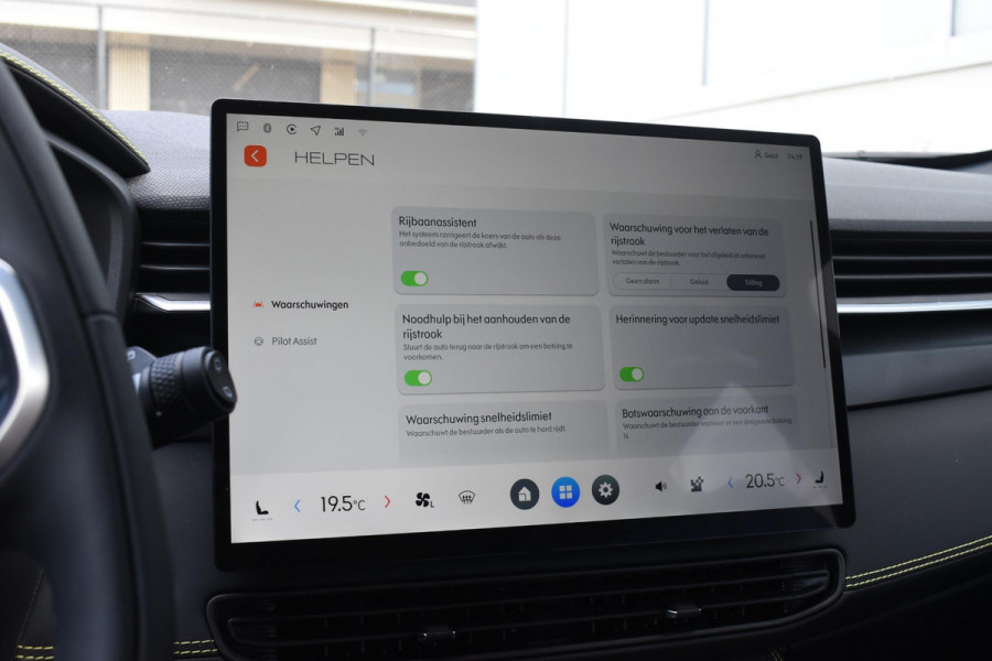 Lynk & Co 01 276PK Automaat Core / Adaptieve cruise control / Stoel - en stuurwielverarming / Parkeersensoren met camera / Apple carplay / Trekhaak / Metallic lak / 19" lichtmetalen velgen