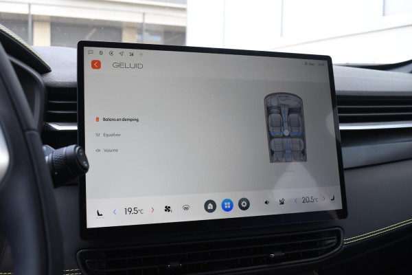 Lynk & Co 01 276PK Automaat Core / Adaptieve cruise control / Stoel - en stuurwielverarming / Parkeersensoren met camera / Apple carplay / Trekhaak / Metallic lak / 19" lichtmetalen velgen