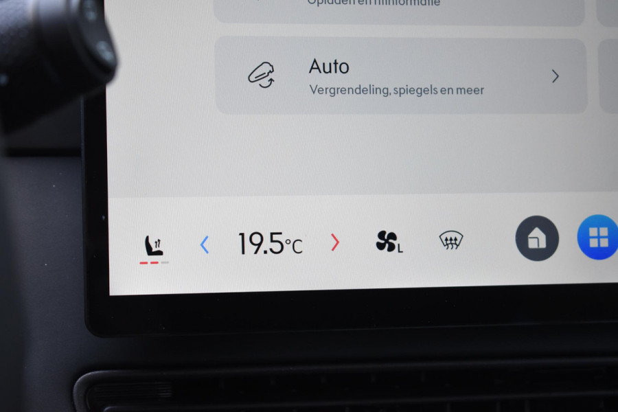 Lynk & Co 01 276PK Automaat Core / Adaptieve cruise control / Stoel - en stuurwielverarming / Parkeersensoren met camera / Apple carplay / Trekhaak / Metallic lak / 19" lichtmetalen velgen