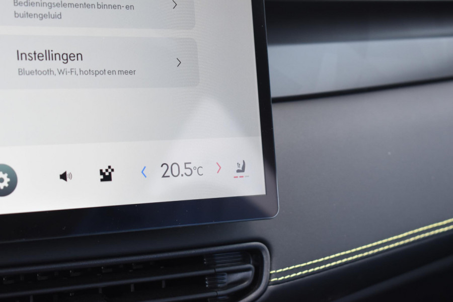 Lynk & Co 01 276PK Automaat Core / Adaptieve cruise control / Stoel - en stuurwielverarming / Parkeersensoren met camera / Apple carplay / Trekhaak / Metallic lak / 19" lichtmetalen velgen