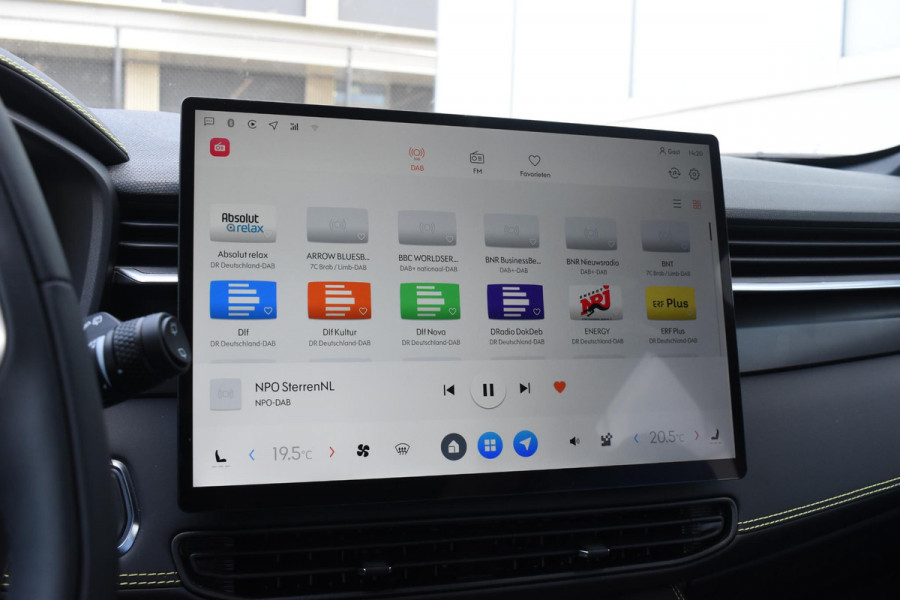Lynk & Co 01 276PK Automaat Core / Adaptieve cruise control / Stoel - en stuurwielverarming / Parkeersensoren met camera / Apple carplay / Trekhaak / Metallic lak / 19" lichtmetalen velgen