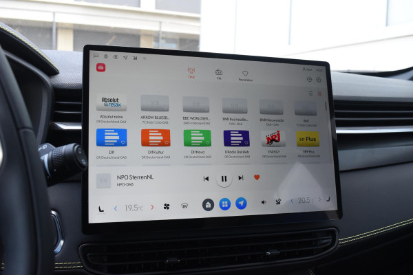 Lynk & Co 01 276PK Automaat Core / Adaptieve cruise control / Stoel - en stuurwielverarming / Parkeersensoren met camera / Apple carplay / Trekhaak / Metallic lak / 19" lichtmetalen velgen