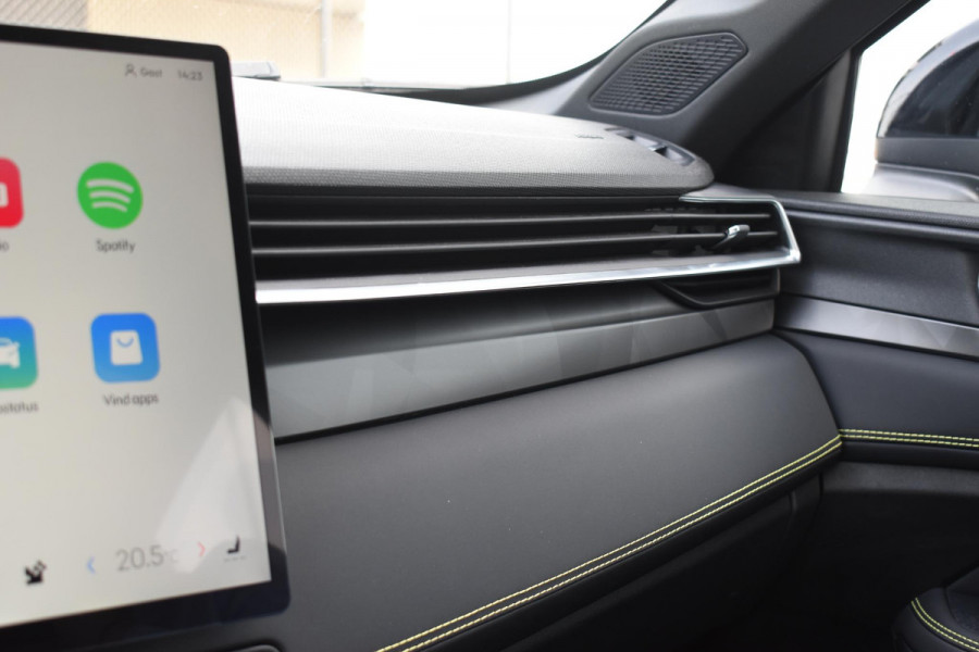 Lynk & Co 01 276PK Automaat Core / Adaptieve cruise control / Stoel - en stuurwielverarming / Parkeersensoren met camera / Apple carplay / Trekhaak / Metallic lak / 19" lichtmetalen velgen