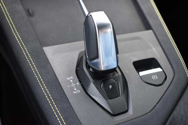 Lynk & Co 01 276PK Automaat Core / Adaptieve cruise control / Stoel - en stuurwielverarming / Parkeersensoren met camera / Apple carplay / Trekhaak / Metallic lak / 19" lichtmetalen velgen