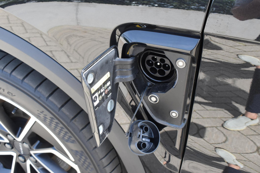 Lynk & Co 01 276PK Automaat Core / Adaptieve cruise control / Stoel - en stuurwielverarming / Parkeersensoren met camera / Apple carplay / Trekhaak / Metallic lak / 19" lichtmetalen velgen