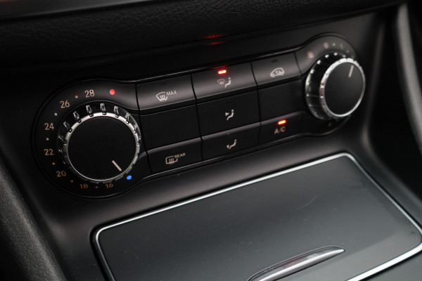 Mercedes-Benz CLA-Klasse Shooting Brake 250 Prestige AMG Panoramadak, Camera, LED, Navigatie, Trekhaak, PDC, 18"