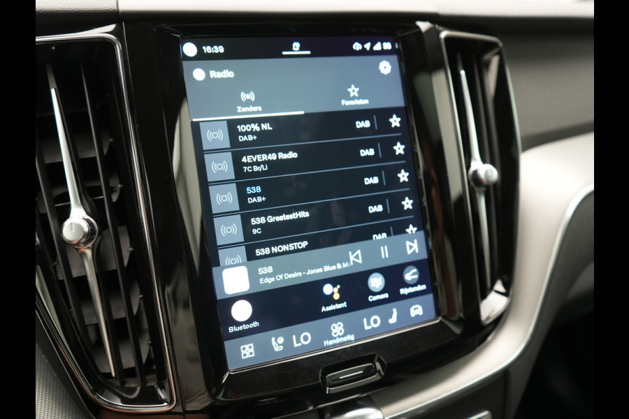 Volvo XC60 T6 AWD R-Design Long Range PHEV 398pk Dealer O.H | Trekhaak Af Fabriek | Panodak | Adaptive Cruise | Harman / Kardon | Camera | Lederen Sportstoelen Memory & Verwarmd | Keyless | Google Assist | Pilot Assist | Navigatie | Virtual | DAB | 21"L.M | Plug In Hybrid |