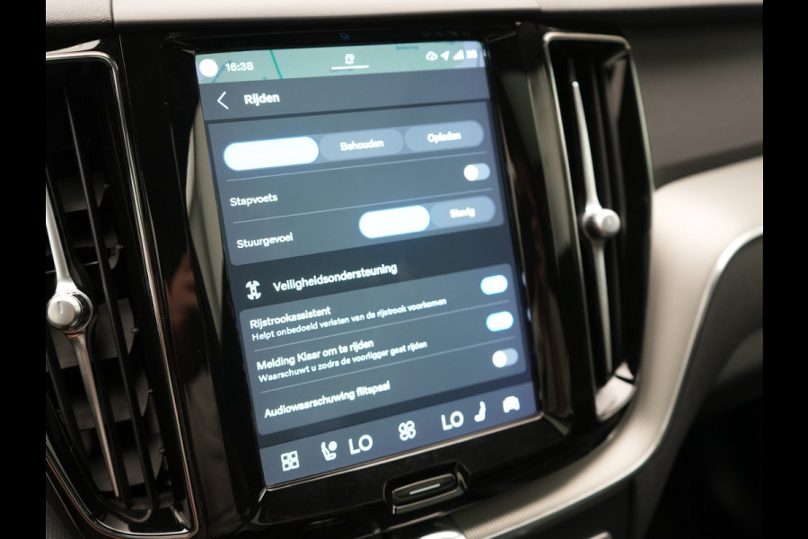 Volvo XC60 T6 AWD R-Design Long Range PHEV 398pk Dealer O.H | Trekhaak Af Fabriek | Panodak | Adaptive Cruise | Harman / Kardon | Camera | Lederen Sportstoelen Memory & Verwarmd | Keyless | Google Assist | Pilot Assist | Navigatie | Virtual | DAB | 21"L.M | Plug In Hybrid |