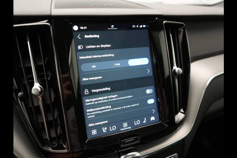Volvo XC60 T6 AWD R-Design Long Range PHEV 398pk Dealer O.H | Trekhaak Af Fabriek | Panodak | Adaptive Cruise | Harman / Kardon | Camera | Lederen Sportstoelen Memory & Verwarmd | Keyless | Google Assist | Pilot Assist | Navigatie | Virtual | DAB | 21"L.M | Plug In Hybrid |