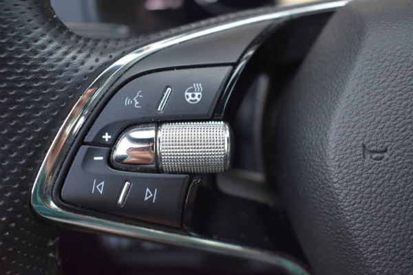 Škoda Karoq 1.5 TSI ACT Sportline | TREKHAAK | ADAPTIEVE CRUISE CONTROLE | CAMERA | NAP | STOELVERWARMING | CANTON