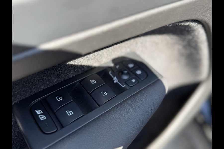 Volvo XC40 Recharge Core 70 kWh SOH 94% VAN: 32.900,- VOOR: 30.877,- UW WKVOORDEEL: 2.023,-