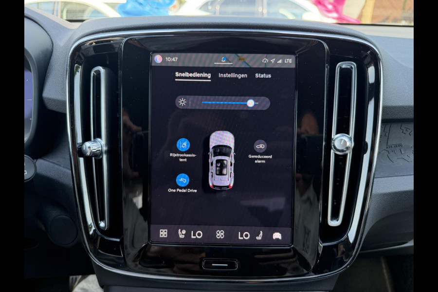 Volvo XC40 Recharge Core 70 kWh SOH 94% VAN: 32.900,- VOOR: 30.877,- UW WKVOORDEEL: 2.023,-
