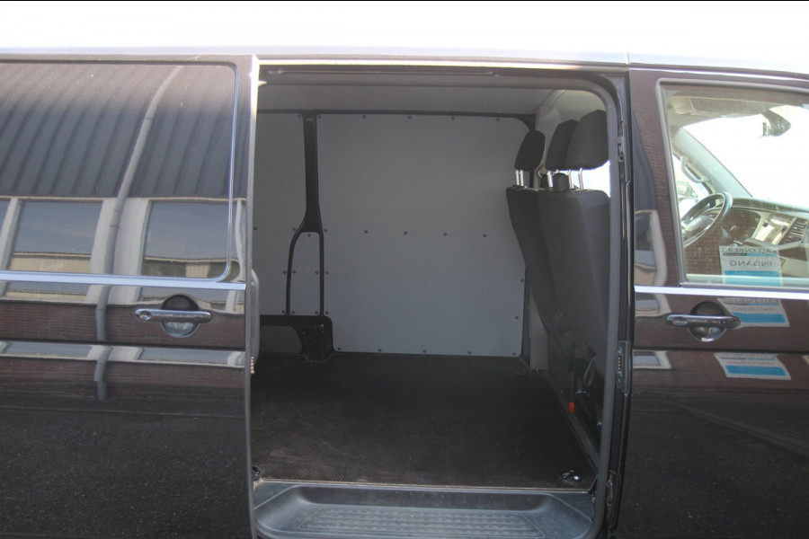 Volkswagen Transporter 2.0 TDI L2H1 / Automaat / Multi stuur / App connect / Verwarmde voorruit