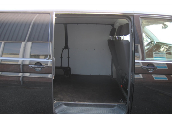 Volkswagen Transporter 2.0 TDI L2H1 / Automaat / Multi stuur / App connect / Verwarmde voorruit