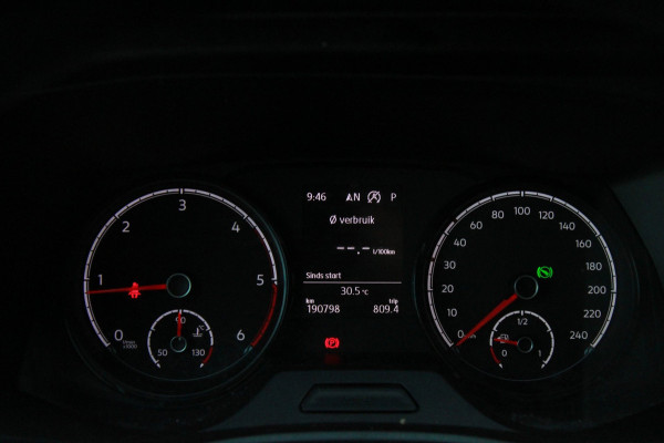 Volkswagen Transporter 2.0 TDI L2H1 / Automaat / Multi stuur / App connect / Verwarmde voorruit