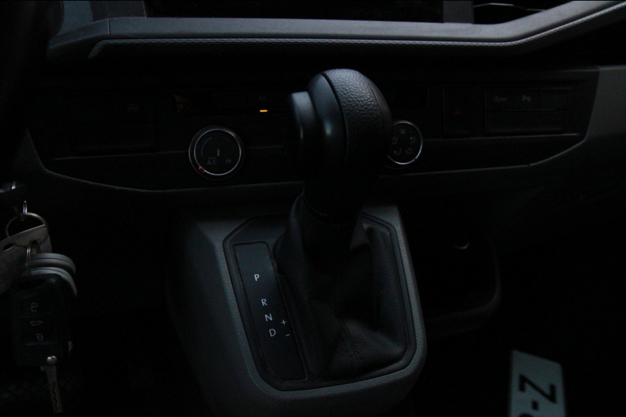 Volkswagen Transporter 2.0 TDI L2H1 / Automaat / Multi stuur / App connect / Verwarmde voorruit