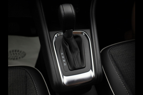 Renault Captur 1.3 TCe 140 Intens | Trekhaak | Camera | Allseason banden | Prijs Rijklaar!!