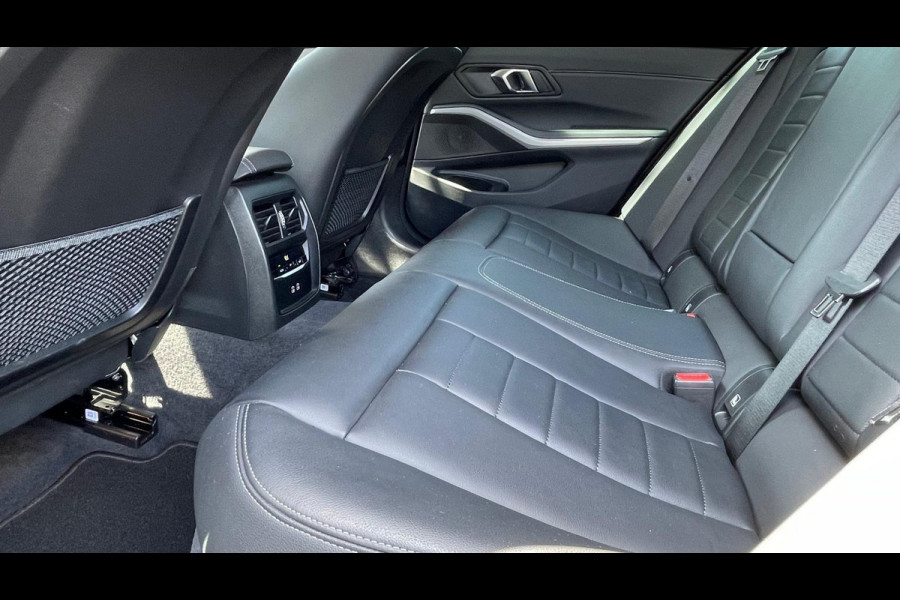 BMW 3 Serie Touring 318i Facelift model | Sportstoelen | 19 Inch | NL-Auto |