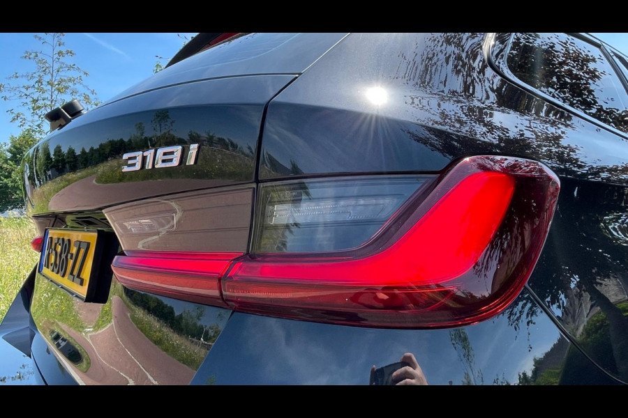 BMW 3 Serie Touring 318i Facelift model | Sportstoelen | 19 Inch | NL-Auto |