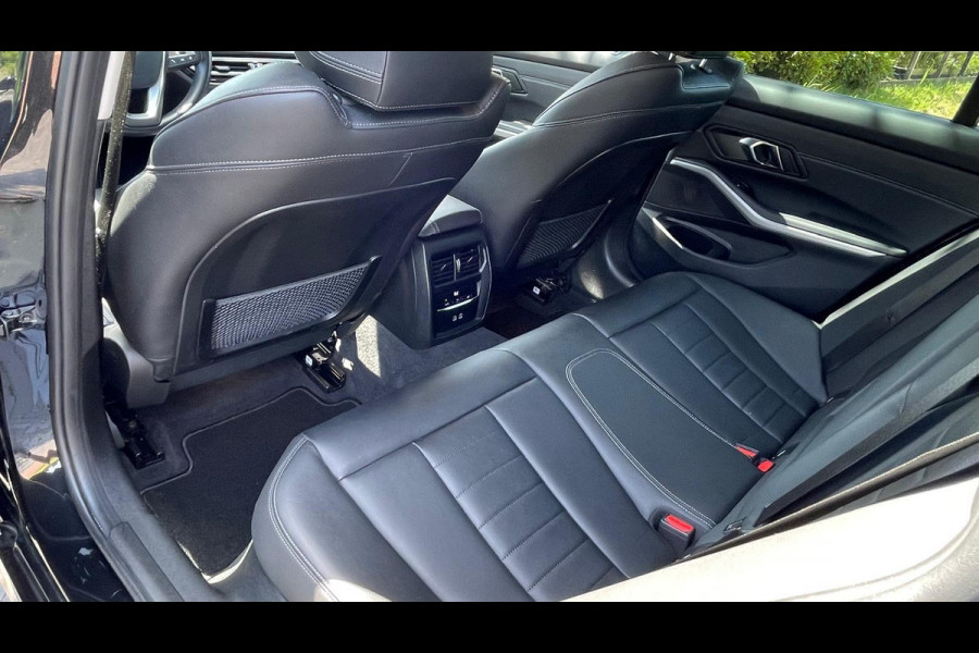 BMW 3 Serie Touring 318i Facelift model | Sportstoelen | 19 Inch | NL-Auto |