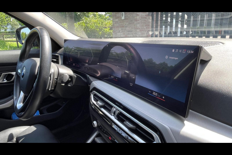 BMW 3 Serie Touring 318i Facelift model | Sportstoelen | 19 Inch | NL-Auto |