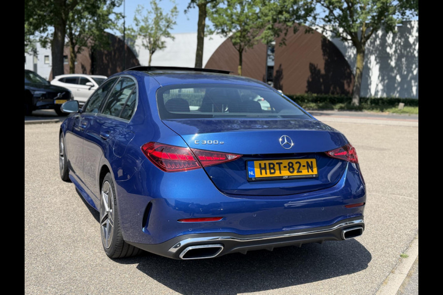 Mercedes-Benz C-Klasse 300 e AMG Line Limited PHEV | VAN € 42.900,- VOOR € 39.877,- | UW WK-VOORDEEL: € 3.023,- | PANORAMADAK | DISTRONIC (ACC) | ACHTERUITRIJCAMERA | DODEHOEKASSISTENT | AMBIENT LIGHTING | MERCEDES-DEALER ONDERHOUDEN | RIJKLAAR MET 12 MAANDEN BOVAG GARANTIE |