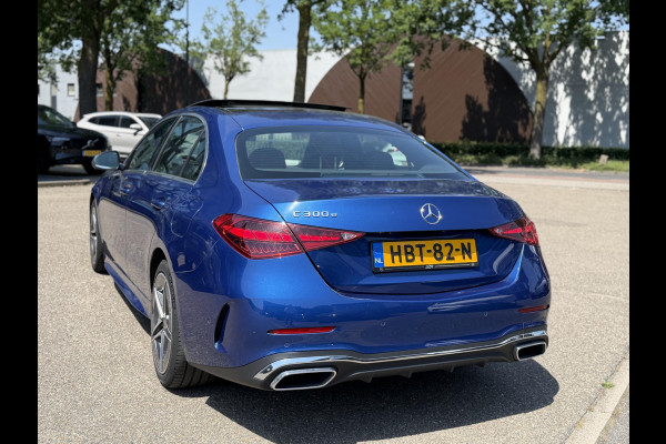 Mercedes-Benz C-Klasse 300 e AMG Line Limited PHEV | VAN € 42.900,- VOOR € 39.877,- | UW WK-VOORDEEL: € 3.023,- | PANORAMADAK | DISTRONIC (ACC) | ACHTERUITRIJCAMERA | DODEHOEKASSISTENT | AMBIENT LIGHTING | MERCEDES-DEALER ONDERHOUDEN | RIJKLAAR MET 12 MAANDEN BOVAG GARANTIE |