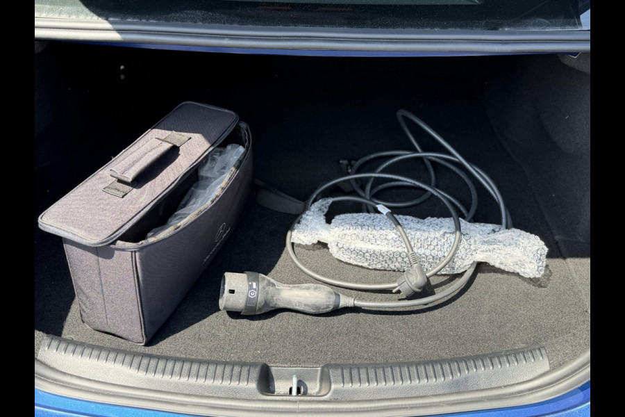 Mercedes-Benz C-Klasse 300 e AMG Line Limited PHEV | VAN € 42.900,- VOOR € 39.877,- | UW WK-VOORDEEL: € 3.023,- | PANORAMADAK | DISTRONIC (ACC) | ACHTERUITRIJCAMERA | DODEHOEKASSISTENT | AMBIENT LIGHTING | MERCEDES-DEALER ONDERHOUDEN | RIJKLAAR MET 12 MAANDEN BOVAG GARANTIE |
