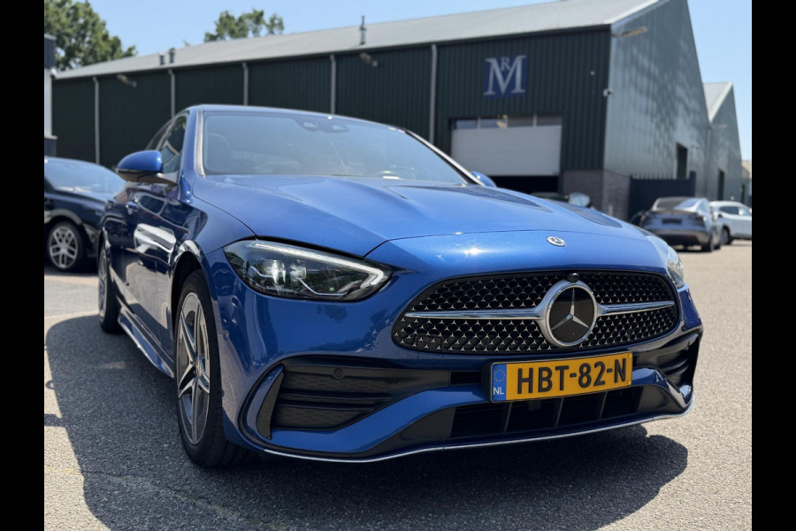 Mercedes-Benz C-Klasse 300 e AMG Line Limited PHEV | VAN € 42.900,- VOOR € 39.877,- | UW WK-VOORDEEL: € 3.023,- | PANORAMADAK | DISTRONIC (ACC) | ACHTERUITRIJCAMERA | DODEHOEKASSISTENT | AMBIENT LIGHTING | MERCEDES-DEALER ONDERHOUDEN | RIJKLAAR MET 12 MAANDEN BOVAG GARANTIE |