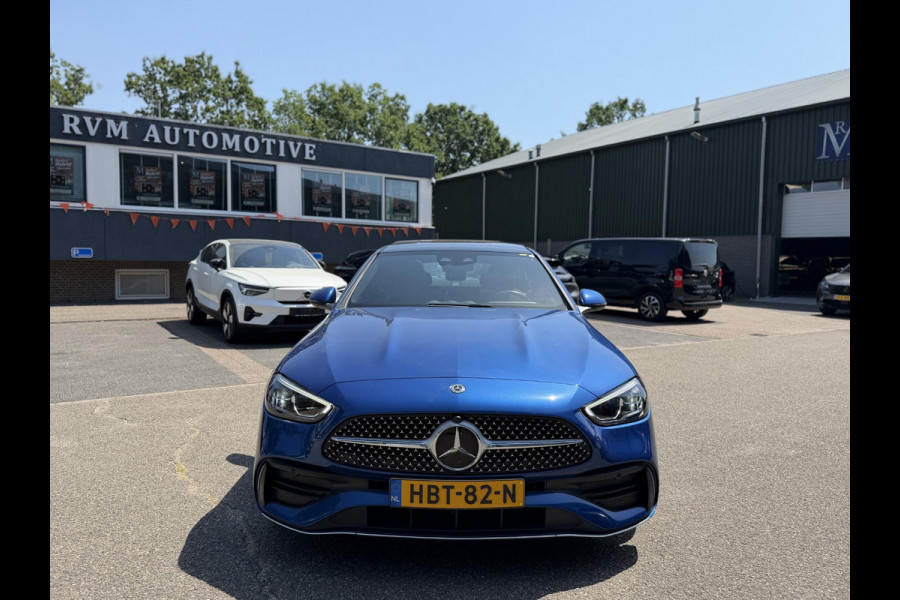 Mercedes-Benz C-Klasse 300 e AMG Line Limited PHEV | VAN € 42.900,- VOOR € 39.877,- | UW WK-VOORDEEL: € 3.023,- | PANORAMADAK | DISTRONIC (ACC) | ACHTERUITRIJCAMERA | DODEHOEKASSISTENT | AMBIENT LIGHTING | MERCEDES-DEALER ONDERHOUDEN | RIJKLAAR MET 12 MAANDEN BOVAG GARANTIE |