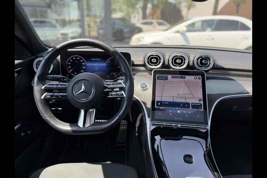 Mercedes-Benz C-Klasse 300 e AMG Line Limited PHEV | VAN € 42.900,- VOOR € 39.877,- | UW WK-VOORDEEL: € 3.023,- | PANORAMADAK | DISTRONIC (ACC) | ACHTERUITRIJCAMERA | DODEHOEKASSISTENT | AMBIENT LIGHTING | MERCEDES-DEALER ONDERHOUDEN | RIJKLAAR MET 12 MAANDEN BOVAG GARANTIE |