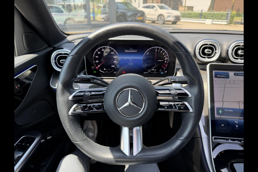 Mercedes-Benz C-Klasse 300 e AMG Line Limited PHEV | VAN € 42.900,- VOOR € 39.877,- | UW WK-VOORDEEL: € 3.023,- | PANORAMADAK | DISTRONIC (ACC) | ACHTERUITRIJCAMERA | DODEHOEKASSISTENT | AMBIENT LIGHTING | MERCEDES-DEALER ONDERHOUDEN | RIJKLAAR MET 12 MAANDEN BOVAG GARANTIE |