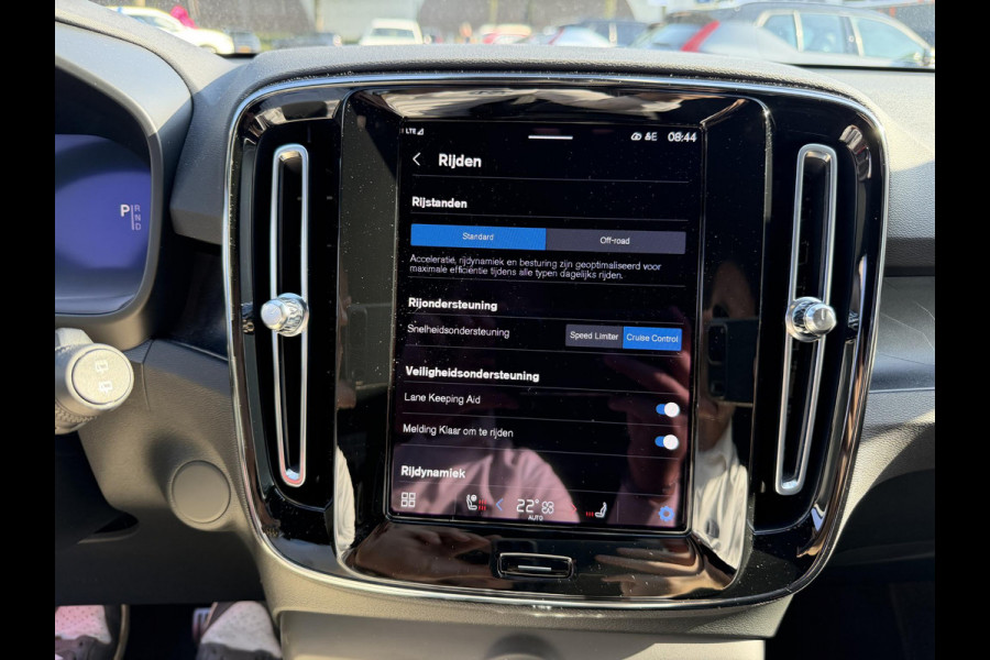 Volvo XC40 Recharge Core 70 kWh SOH: 96% VAN: 32.900,- VOOR: 30.877,- UW WKVOORDEEL: 2.023,- | DEALER ONDERHOUDEN | RIJKLAARPRIJS incl. 12mnd BOVAG