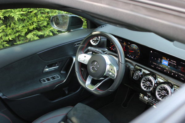 Mercedes-Benz A-Klasse 180 AMG Line Panodak Sfeerlicht !!NIEUWBINNEN!!
