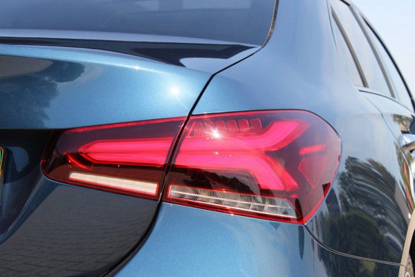 Mercedes-Benz A-Klasse 180 AMG Line Panodak Sfeerlicht !!NIEUWBINNEN!!