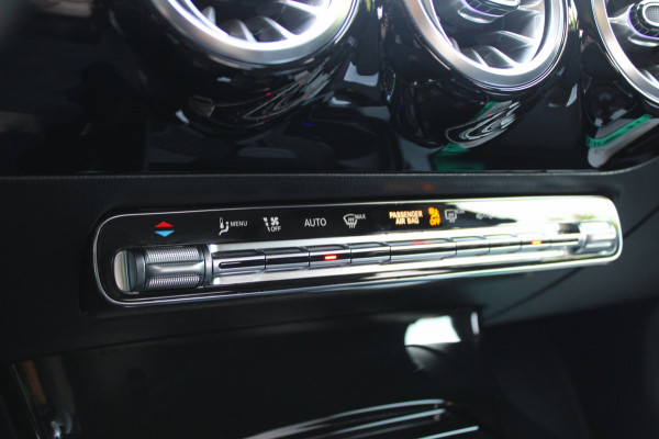 Mercedes-Benz A-Klasse 180 AMG Line Panodak Sfeerlicht !!NIEUWBINNEN!!