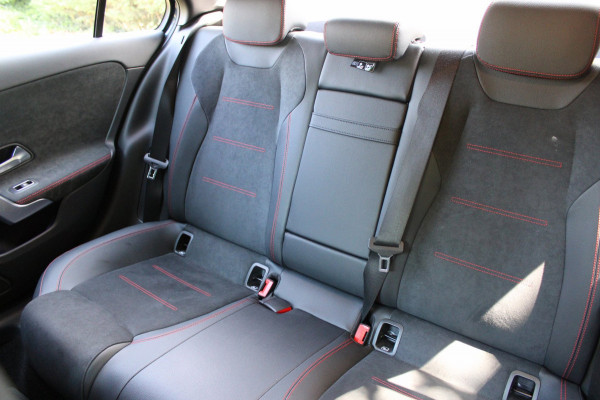 Mercedes-Benz A-Klasse 180 AMG Line Panodak Sfeerlicht !!NIEUWBINNEN!!
