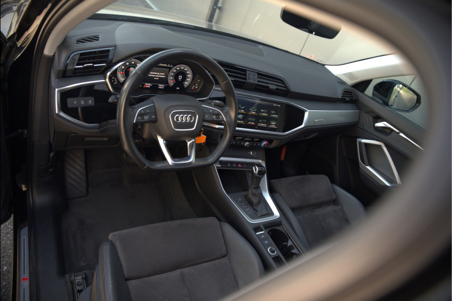 Audi Q3 35 TFSI S Line Pro Line S S-Line | Panoramadak | Stoelverwarming | Camera | Cruise Control | Apple Carplay | Dodehoekdetectie | Navigatie | Parkeersensoren |