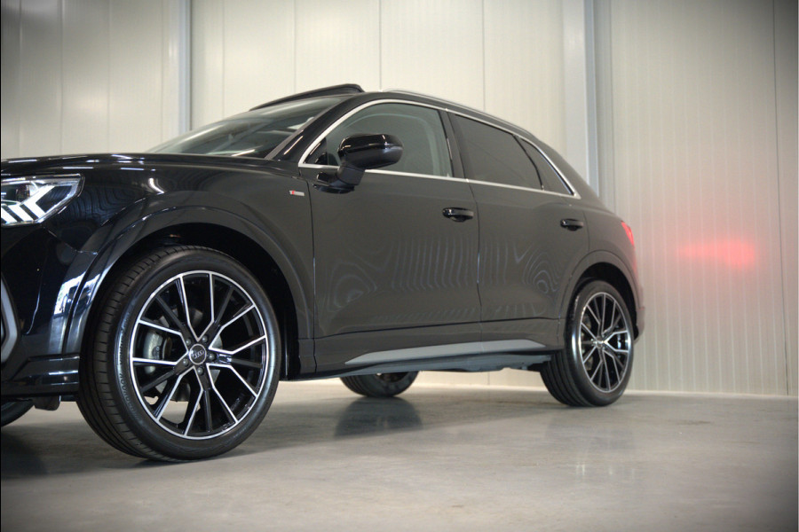 Audi Q3 35 TFSI S Line Pro Line S S-Line | Panoramadak | Stoelverwarming | Camera | Cruise Control | Apple Carplay | Dodehoekdetectie | Navigatie | Parkeersensoren |