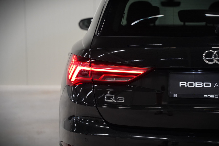 Audi Q3 35 TFSI S Line Pro Line S S-Line | Panoramadak | Stoelverwarming | Camera | Cruise Control | Apple Carplay | Dodehoekdetectie | Navigatie | Parkeersensoren |
