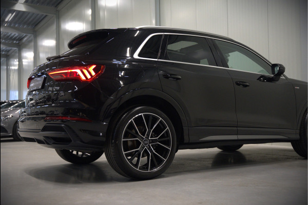Audi Q3 35 TFSI S Line Pro Line S S-Line | Panoramadak | Stoelverwarming | Camera | Cruise Control | Apple Carplay | Dodehoekdetectie | Navigatie | Parkeersensoren |