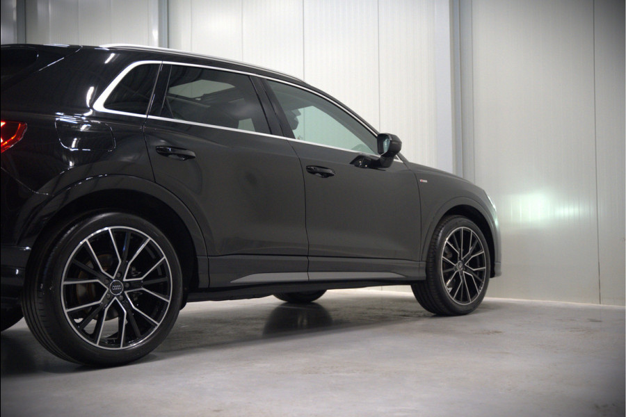 Audi Q3 35 TFSI S Line Pro Line S S-Line | Panoramadak | Stoelverwarming | Camera | Cruise Control | Apple Carplay | Dodehoekdetectie | Navigatie | Parkeersensoren |