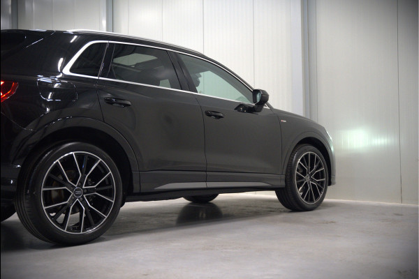 Audi Q3 35 TFSI S Line Pro Line S S-Line | Panoramadak | Stoelverwarming | Camera | Cruise Control | Apple Carplay | Dodehoekdetectie | Navigatie | Parkeersensoren |