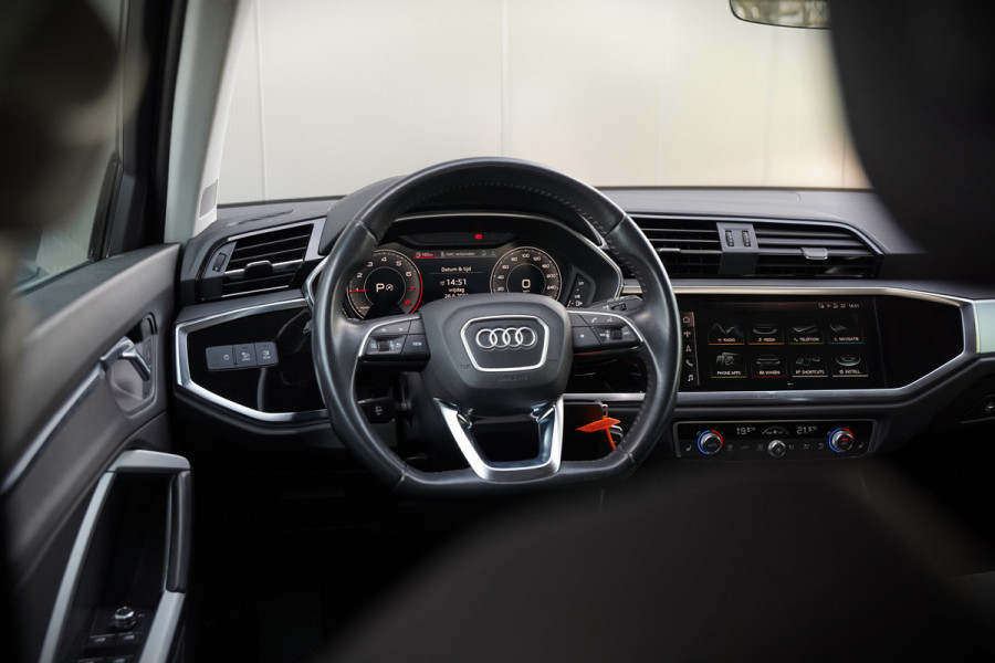 Audi Q3 35 TFSI S Line Pro Line S S-Line | Panoramadak | Stoelverwarming | Camera | Cruise Control | Apple Carplay | Dodehoekdetectie | Navigatie | Parkeersensoren |